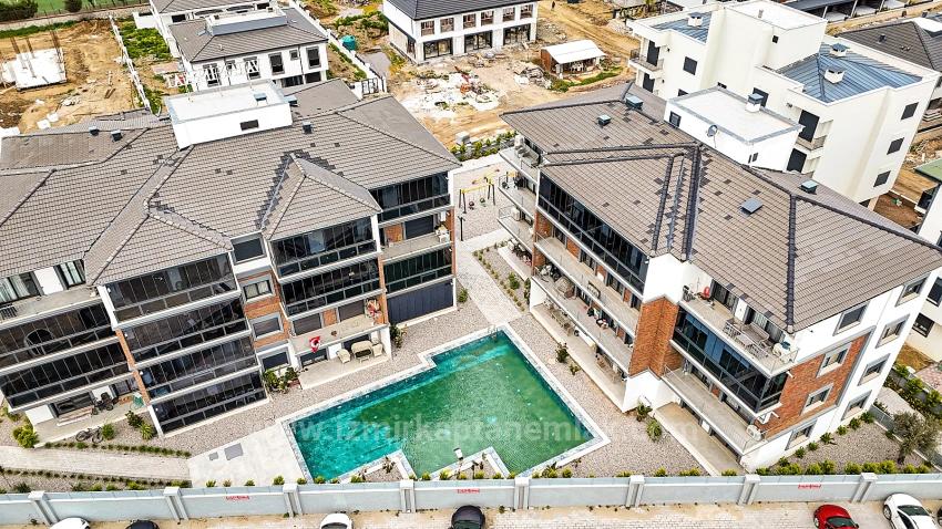 Gelegen In Einer Geschlossenen Wohnanlage Mit Swimmingpool Und Überwachungskameras Im Viertel Çolakibrahim Bey, Seferihisar, İzmir.