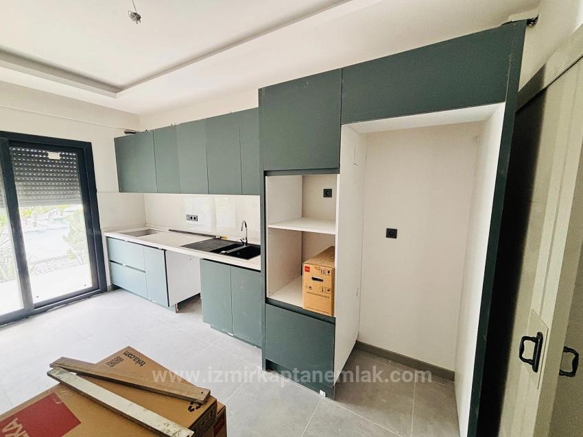 Gelegen In Einer Geschlossenen Wohnanlage Mit Swimmingpool Und Überwachungskameras Im Viertel Çolakibrahim Bey, Seferihisar, İzmir.