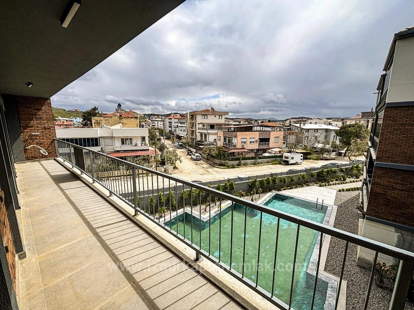 Gelegen In Einer Geschlossenen Wohnanlage Mit Swimmingpool Und Überwachungskameras Im Viertel Çolakibrahim Bey, Seferihisar, İzmir.