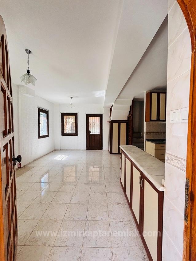 3+1-Zimmer-Villa Zum Verkauf Im Stadtteil Payamlı, Seferihisar, İzmir, 200 M Vom Meer Entfernt, Mit Großem Garten