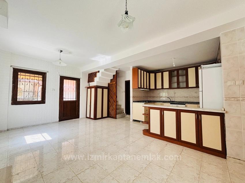 3+1-Zimmer-Villa Zum Verkauf Im Stadtteil Payamlı, Seferihisar, İzmir, 200 M Vom Meer Entfernt, Mit Großem Garten