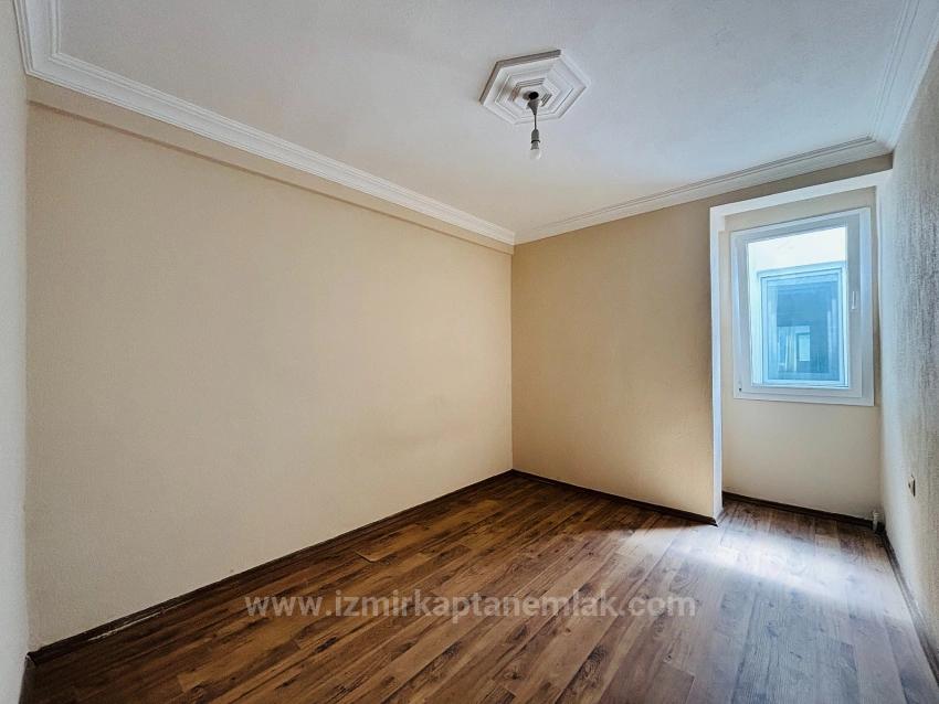 2+1-Zimmer-Wohnung Mit Geschlossener Küche, Nach Hinten Ausgerichtet, Bergblick, Im Stadtzentrum Von Bengiler, Seferihisar, Izmir