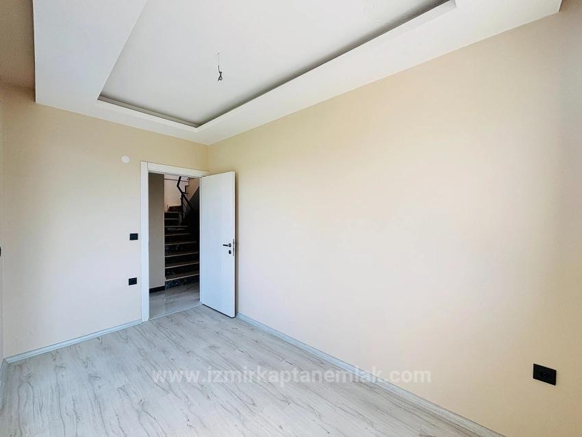 3+1 Villa Mit Großem Garten Zum Verkauf Im Stadtteil Cumhuriyet, Seferihisar, Izmir