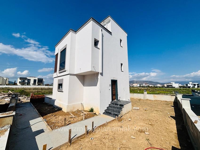 2+1 Freistehende Villa Mit Großem Garten Zum Verkauf Im Stadtteil Cumhuriyet, Seferihisar, Izmir