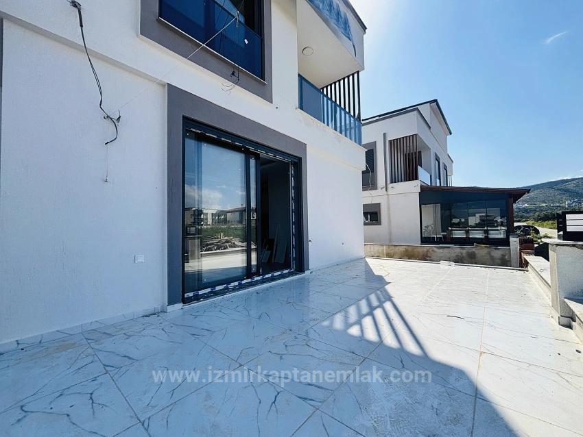 2+1 Freistehende Villa Mit Großem Garten Zum Verkauf Im Stadtteil Cumhuriyet, Seferihisar, Izmir