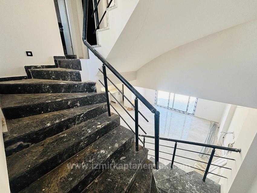 2+1 Freistehende Villa Mit Großem Garten Zum Verkauf Im Stadtteil Cumhuriyet, Seferihisar, Izmir