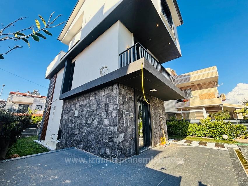 Freistehendes Haus Mit 3+1 Schlafzimmern, Smart-Home-System Und Pool, 100 M Vom Meer Entfernt Im Stadtteil Gümüldür, Menderes, İzmir.