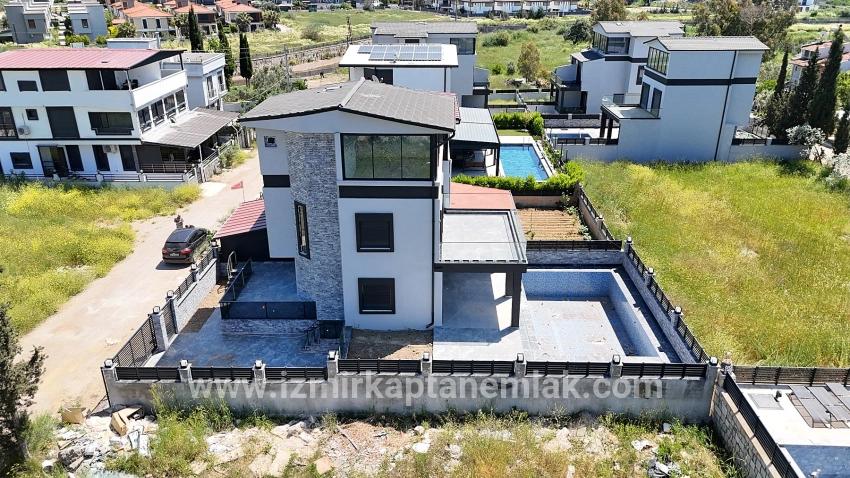 3+1-Zimmer Sommerhaus Zu verkaufen in Cumhuriyet Bz. Seferihisar Doğanbey - 150 m²
