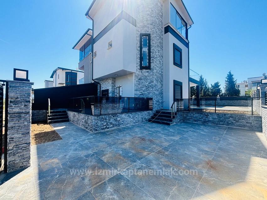 3+1 Freistehende Villa Mit Pool Zum Verkauf Im Stadtteil Cumhuriyet, Seferihisar, Izmir