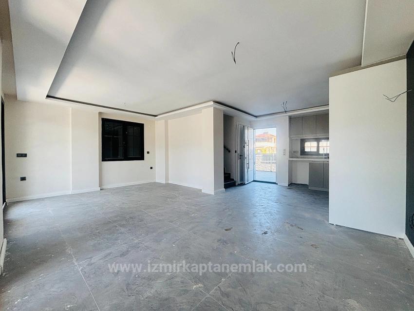 3+1 Freistehende Villa Mit Pool Zum Verkauf Im Stadtteil Cumhuriyet, Seferihisar, Izmir