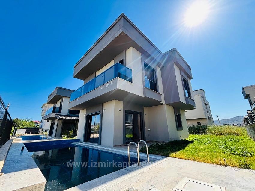 3+1 Freistehende Villa Mit Pool Zum Verkauf Im Stadtteil Cumhuriyet, Seferihisar, Izmir