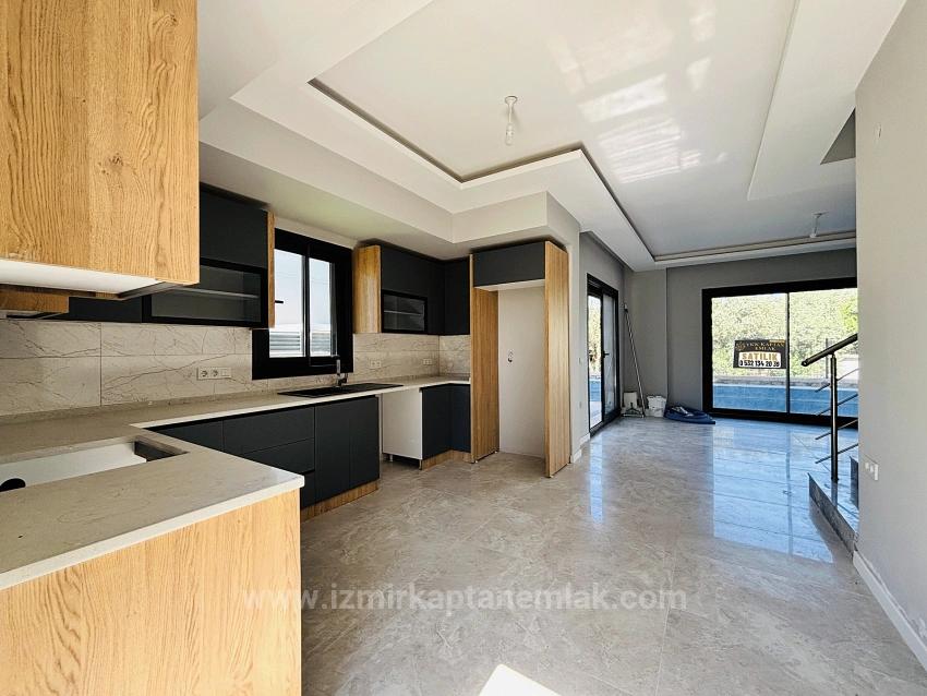 3+1 Freistehende Villa Mit Pool Zum Verkauf Im Stadtteil Cumhuriyet, Seferihisar, Izmir