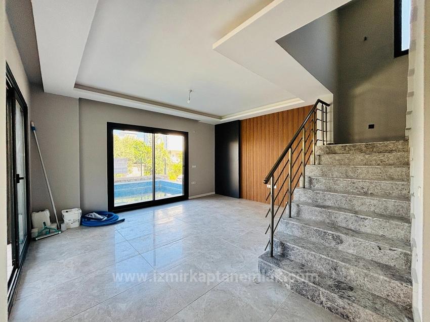 3+1 Freistehende Villa Mit Pool Zum Verkauf Im Stadtteil Cumhuriyet, Seferihisar, Izmir