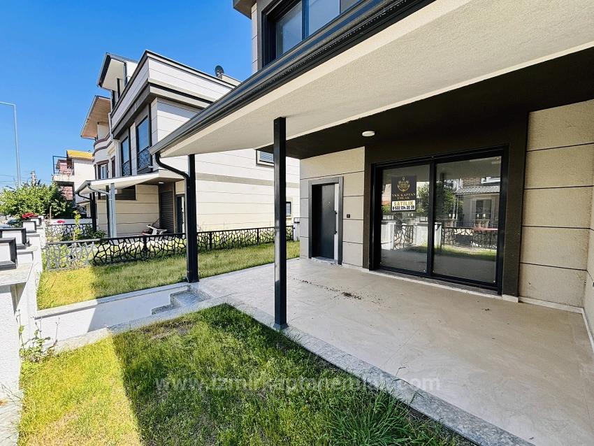 Doppelhaushälfte Zum Verkauf Im Stadtteil Payamlı, Seferihisar, İzmir, 350 M Vom Meer Entfernt, 3+1-Zimmer-Aufteilung.