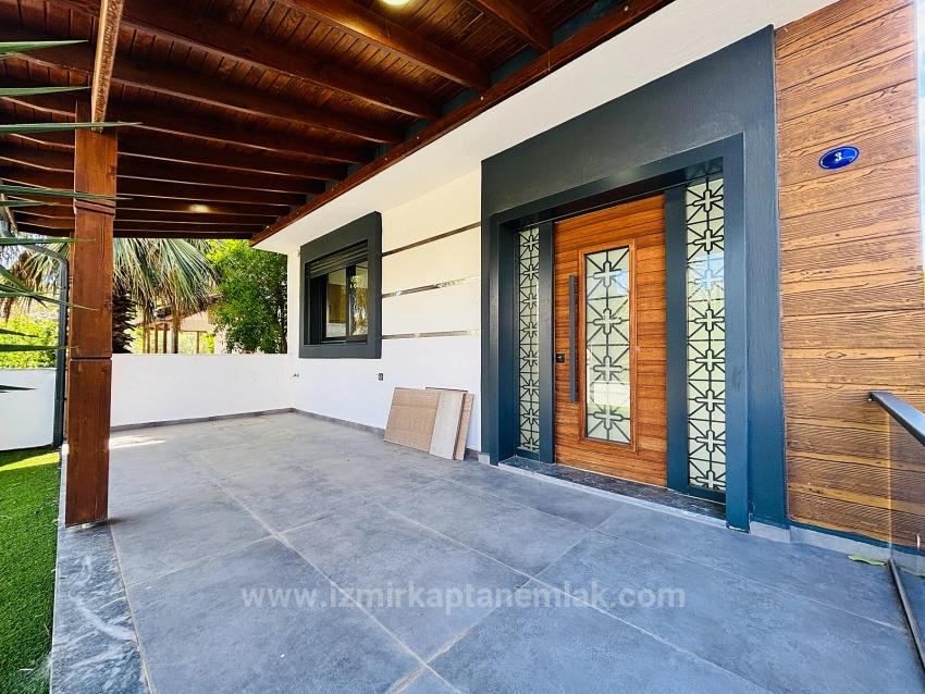 3+1 Ultra-Luxusvilla Zum Verkauf Im Viertel Payamlı, Seferihisar, İzmir, 100 M Vom Meer Entfernt.