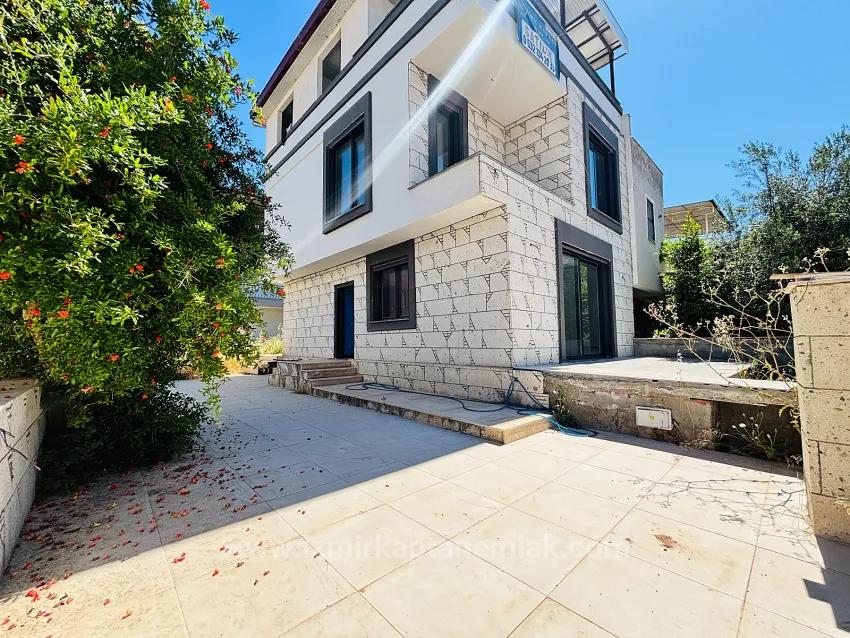 In İzmir Seferihisar Cumhuriyet Mahallesi Gibt Es Eine 5+1 Satılık Müstakil Villa Zu Kaufen. Übersetzung: In Izmir Seferihisar Cumhuriyet Viertel Gibt Es Eine 5+1 Zu Verkaufende Separate Villa. Korrektur: In Izmir Seferihisar Cumhuriyet Stadtteil Gibt Es Eine 5+1 Zu Verkaufende Separate Villa. Letzte Korrektur: In Izmir Seferihisar Cumhuriyet Stadtteil Befindet Sich Eine 5+1 Satılık Müstakil Villa Zum Verkauf, Dies Wird Zu: In Izmir Seferihisar Cumhuriyet Stadtteil Befindet Sich Eine 5+1 Separate Villa Zum Verkauf. Die Endgültige Antwort Lautet: In Izmir Seferihisar Cumhuriyet Stadtteil Befindet Sich Eine 5+1 Separate Villa Zum Verkauf.