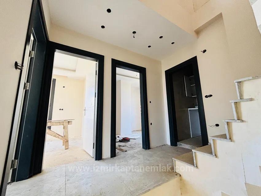 In İzmir Seferihisar Cumhuriyet Mahallesi Gibt Es Eine 5+1 Satılık Müstakil Villa Zu Kaufen. Übersetzung: In Izmir Seferihisar Cumhuriyet Viertel Gibt Es Eine 5+1 Zu Verkaufende Separate Villa. Korrektur: In Izmir Seferihisar Cumhuriyet Stadtteil Gibt Es Eine 5+1 Zu Verkaufende Separate Villa. Letzte Korrektur: In Izmir Seferihisar Cumhuriyet Stadtteil Befindet Sich Eine 5+1 Satılık Müstakil Villa Zum Verkauf, Dies Wird Zu: In Izmir Seferihisar Cumhuriyet Stadtteil Befindet Sich Eine 5+1 Separate Villa Zum Verkauf. Die Endgültige Antwort Lautet: In Izmir Seferihisar Cumhuriyet Stadtteil Befindet Sich Eine 5+1 Separate Villa Zum Verkauf.