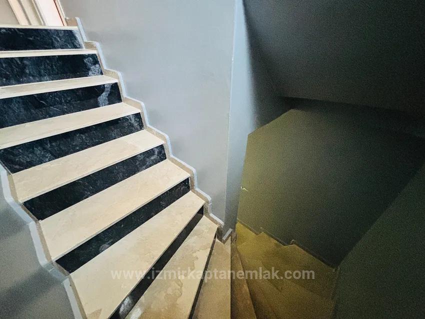 In Seferihisar Çolak İbrahim Bey Mahallesi Befindet Sich Eine Wohnung Mit Separatem Eingang, 2+1 Doppelhaushälfte