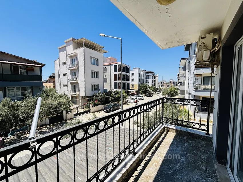 In Seferihisar Çolak İbrahim Bey Mahallesi Befindet Sich Eine Wohnung Mit Separatem Eingang, 2+1 Doppelhaushälfte