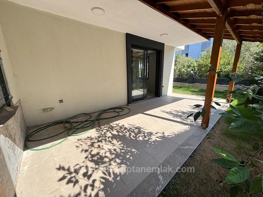 4+1-Zimmer-Villa Mit Garten In Seferihisar Doğanbey Zu Verkaufen, 400 Meter Vom Strand Entfernt