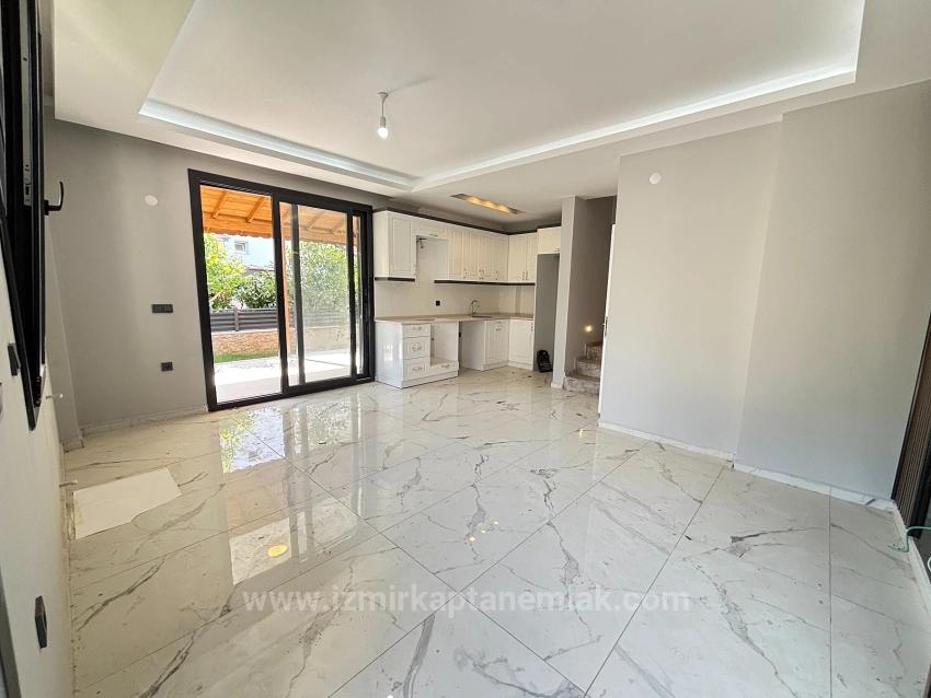 4+1-Zimmer-Villa Mit Garten In Seferihisar Doğanbey Zu Verkaufen, 400 Meter Vom Strand Entfernt