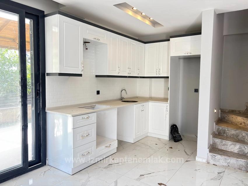 4+1-Zimmer-Villa Mit Garten In Seferihisar Doğanbey Zu Verkaufen, 400 Meter Vom Strand Entfernt