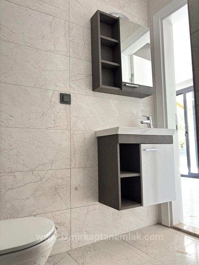 4+1-Zimmer-Villa Mit Garten In Seferihisar Doğanbey Zu Verkaufen, 400 Meter Vom Strand Entfernt