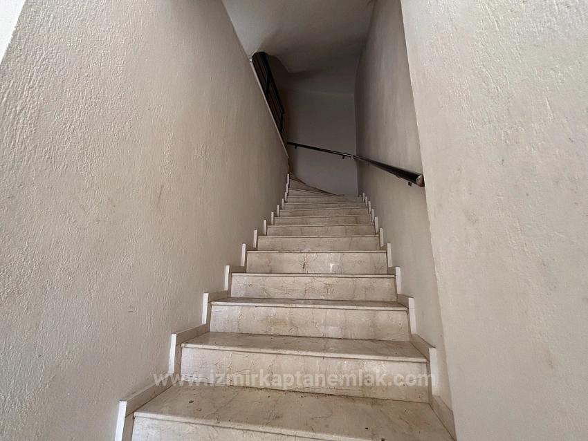 2+1-Zimmer-Wohnung Im Mittleren Stockwerk An Der Straße In Bengiler, Seferihisar