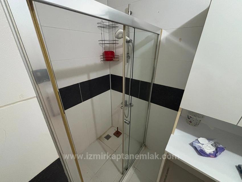 2+1-Zimmer-Wohnung Im Mittleren Stockwerk An Der Straße In Bengiler, Seferihisar