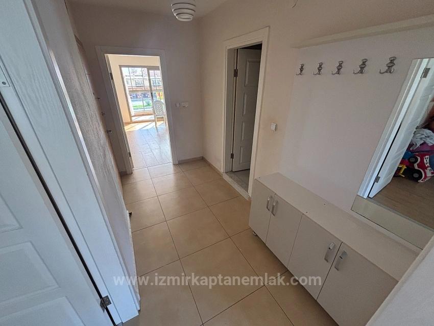 2+1-Zimmer-Wohnung Im Mittleren Stockwerk An Der Straße In Bengiler, Seferihisar