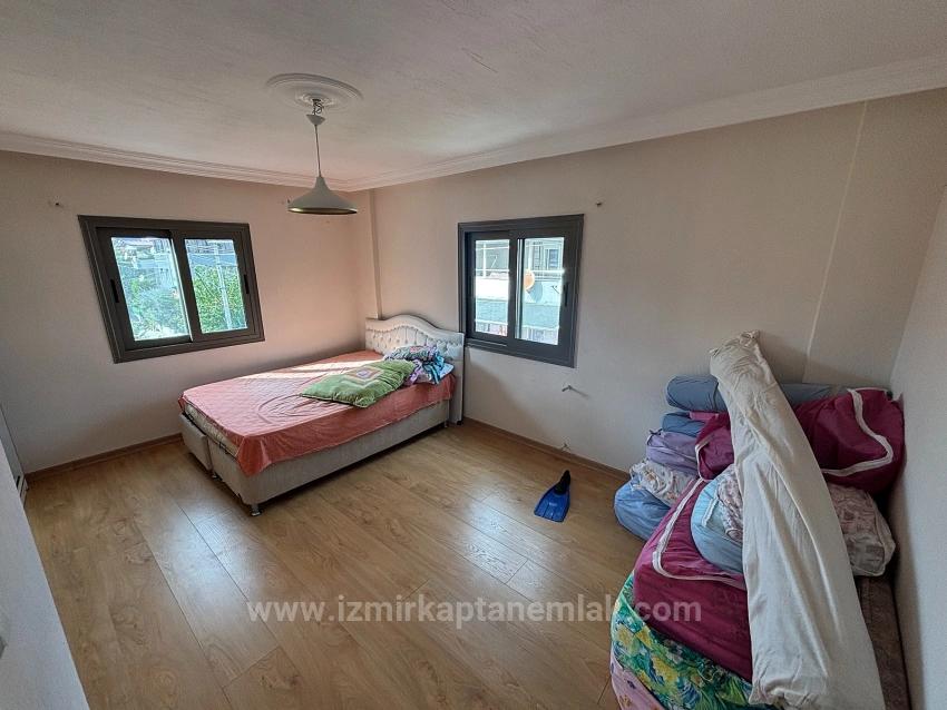 2+1-Zimmer-Wohnung Im Mittleren Stockwerk An Der Straße In Bengiler, Seferihisar