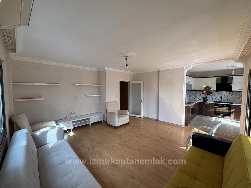 2+1-Zimmer-Wohnung Im Mittleren Stockwerk An Der Straße In Bengiler, Seferihisar