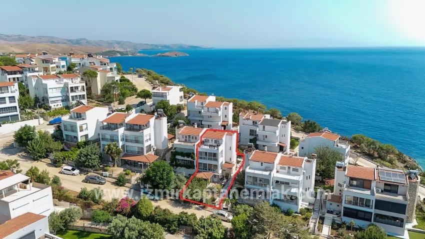 In der İzmir Seferihisar Tepecik Güneşli Kent Sitesi befindet sich eine vollständig mit Meerblick ausgestattete 4+2 zu verkaufende Villa