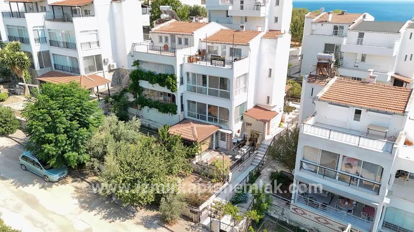In der İzmir Seferihisar Tepecik Güneşli Kent Sitesi befindet sich eine vollständig mit Meerblick ausgestattete 4+2 zu verkaufende Villa