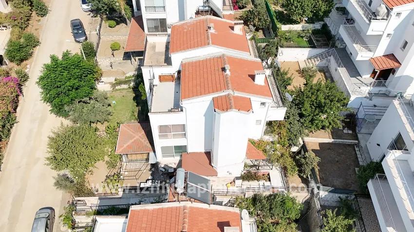 In der İzmir Seferihisar Tepecik Güneşli Kent Sitesi befindet sich eine vollständig mit Meerblick ausgestattete 4+2 zu verkaufende Villa