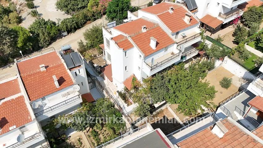 In der İzmir Seferihisar Tepecik Güneşli Kent Sitesi befindet sich eine vollständig mit Meerblick ausgestattete 4+2 zu verkaufende Villa