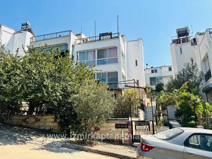 In der İzmir Seferihisar Tepecik Güneşli Kent Sitesi befindet sich eine vollständig mit Meerblick ausgestattete 4+2 zu verkaufende Villa