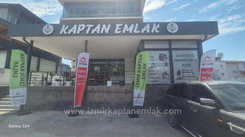 Ein Großer Coupon-Shop Steht Am Belebtesten Ort In Ürkmez Zum Verkauf.