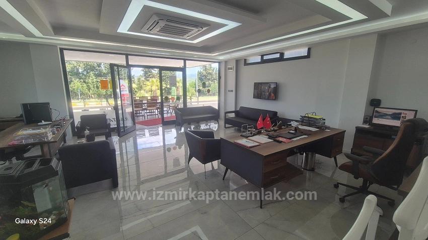 Ein Großer Coupon-Shop Steht Am Belebtesten Ort In Ürkmez Zum Verkauf.