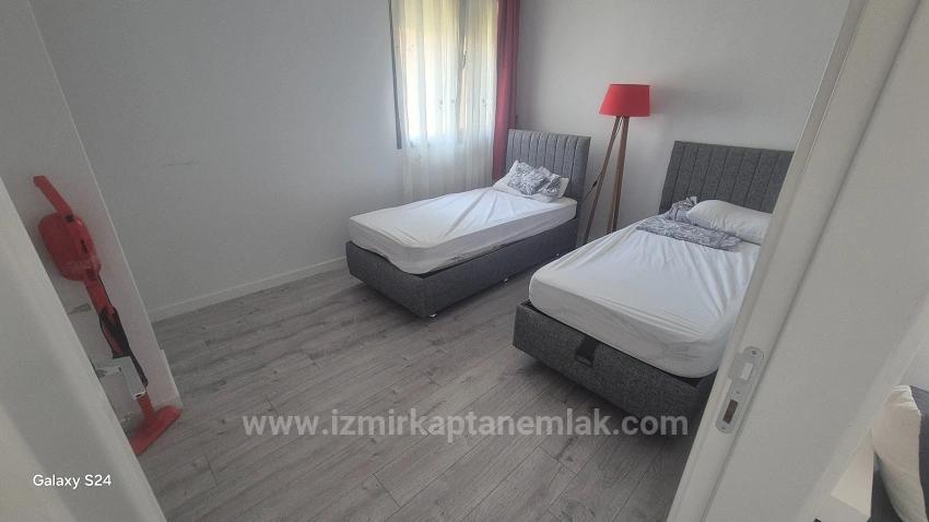 Ein Großer Coupon-Shop Steht Am Belebtesten Ort In Ürkmez Zum Verkauf.