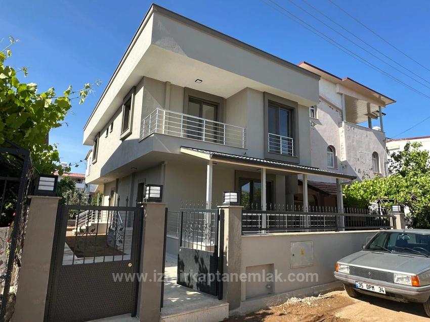 Brandneue 2+1-Villa Zum Verkauf In Wunderschöner Lage In Seferihisar Doğanbey Payamlı