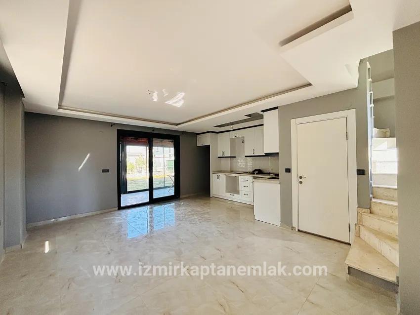 3+1-Zimmer Sommerhaus Zu verkaufen in Cumhuriyet Bz. Seferihisar Doğanbey - 180 m²