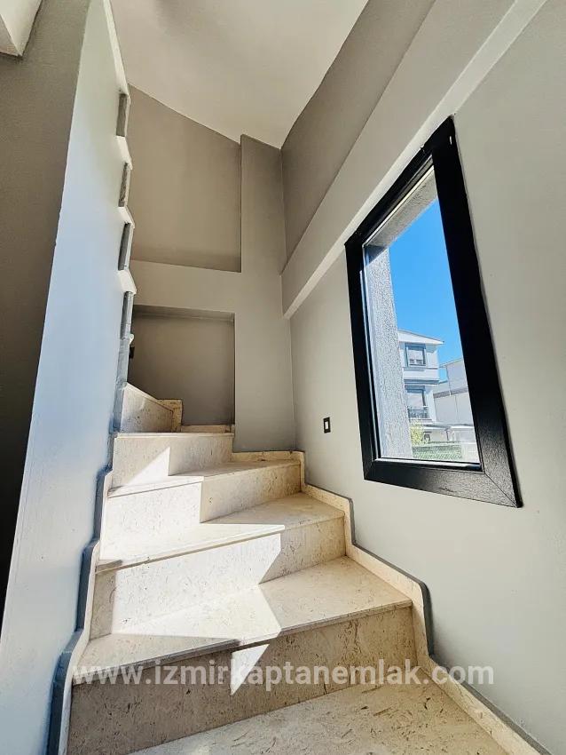 3+1-Zimmer Sommerhaus Zu verkaufen in Cumhuriyet Bz. Seferihisar Doğanbey - 180 m²