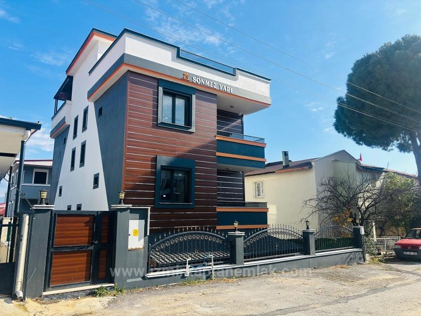 Villa Mit 4+1 Schlafzimmern Und Meerblick Sowie Eigentumswohnung In Seferihisar Doğanbey Zu Verkaufen