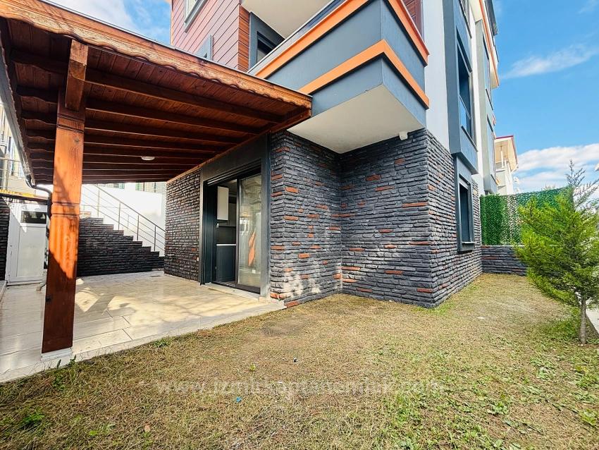 Villa Mit 4+1 Schlafzimmern Und Meerblick Sowie Eigentumswohnung In Seferihisar Doğanbey Zu Verkaufen