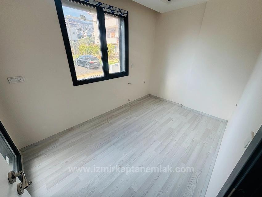 Villa Mit 4+1 Schlafzimmern Und Meerblick Sowie Eigentumswohnung In Seferihisar Doğanbey Zu Verkaufen