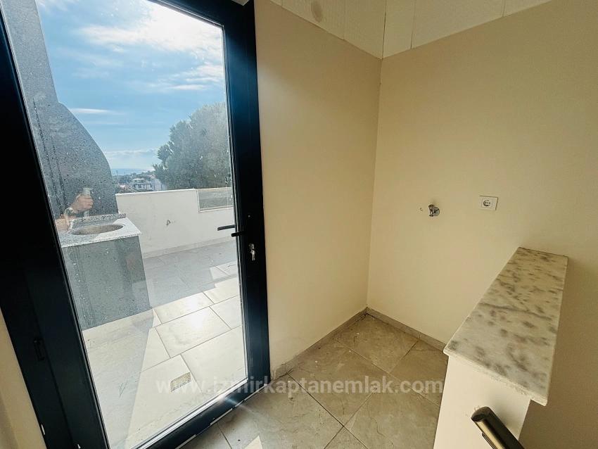 Villa Mit 4+1 Schlafzimmern Und Meerblick Sowie Eigentumswohnung In Seferihisar Doğanbey Zu Verkaufen