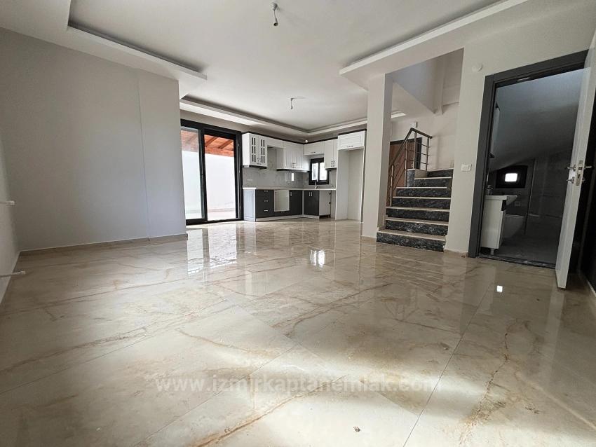 Villa Mit 4+1 Schlafzimmern Und Meerblick Sowie Eigentumswohnung In Seferihisar Doğanbey Zu Verkaufen