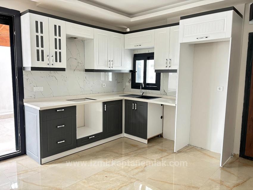 Villa Mit 4+1 Schlafzimmern Und Meerblick Sowie Eigentumswohnung In Seferihisar Doğanbey Zu Verkaufen