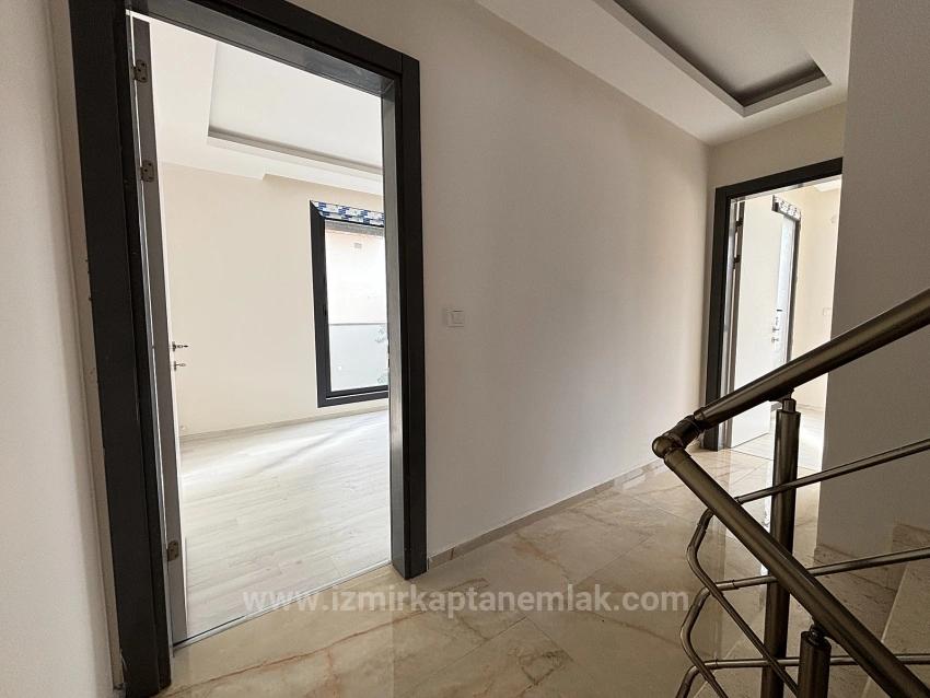 Villa Mit 4+1 Schlafzimmern Und Meerblick Sowie Eigentumswohnung In Seferihisar Doğanbey Zu Verkaufen